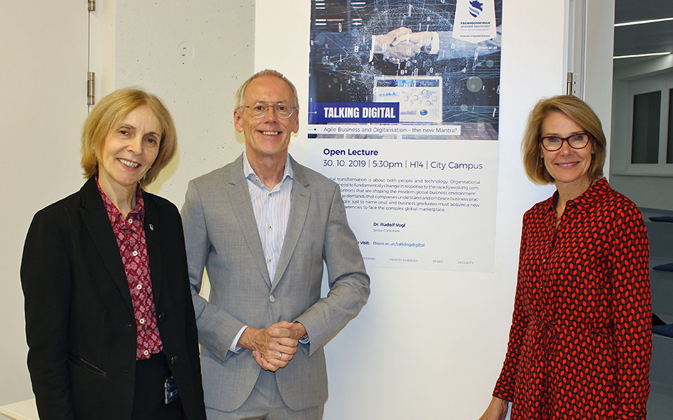 Gruppenfoto mit Prof. (FH) Dr. Elfie Hofer, Dr. Rudolf Vogl und Virginia Grögl, MA