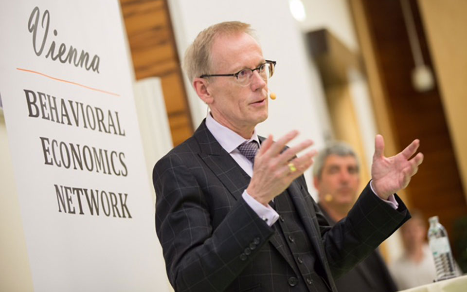 Rudolf Vogl hält einen Vortrag auf Einladung des Behavioral Economics Network